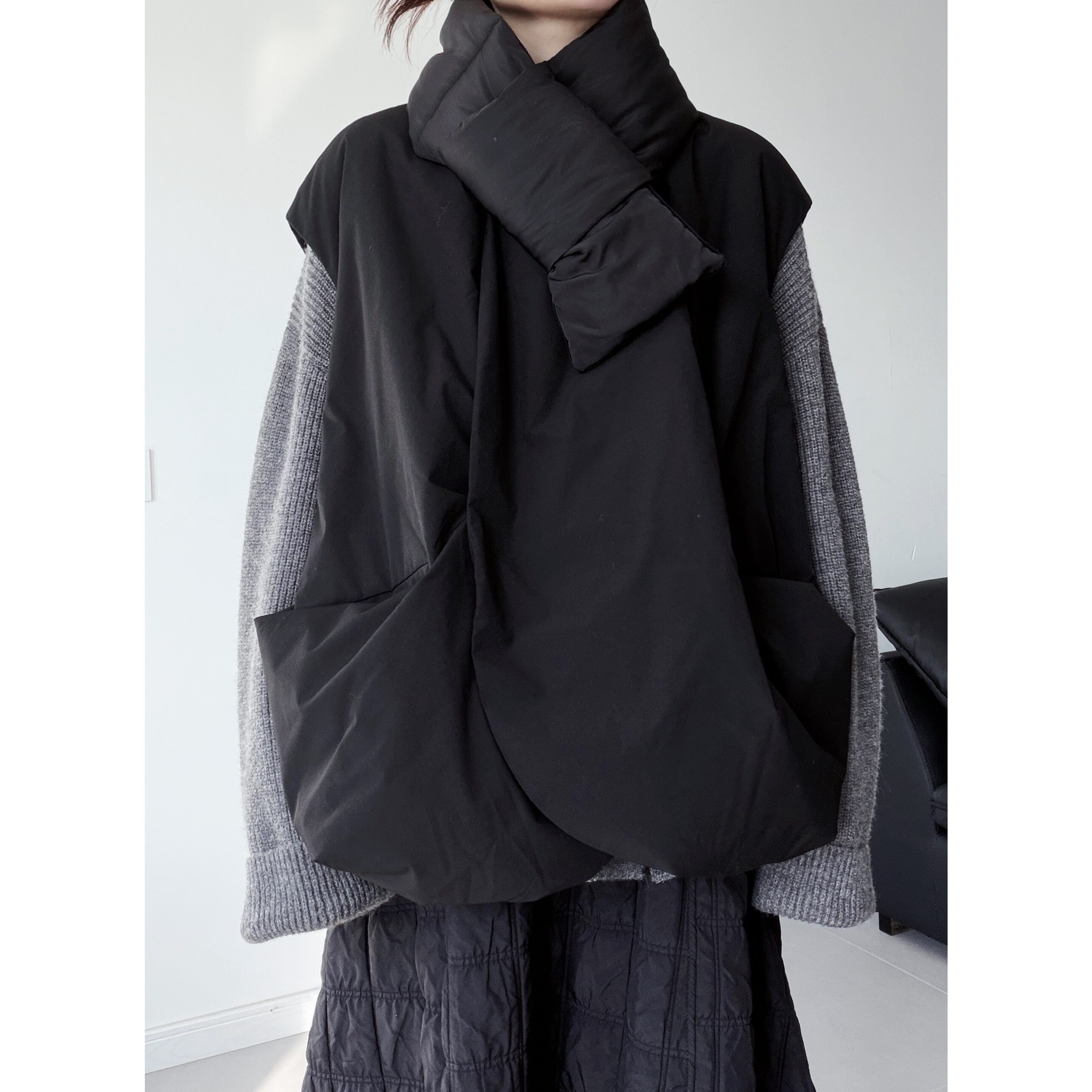 浮木兮/暗黑风圆领无袖羽绒服轻薄大口袋保暖马甲90白鸭绒外套