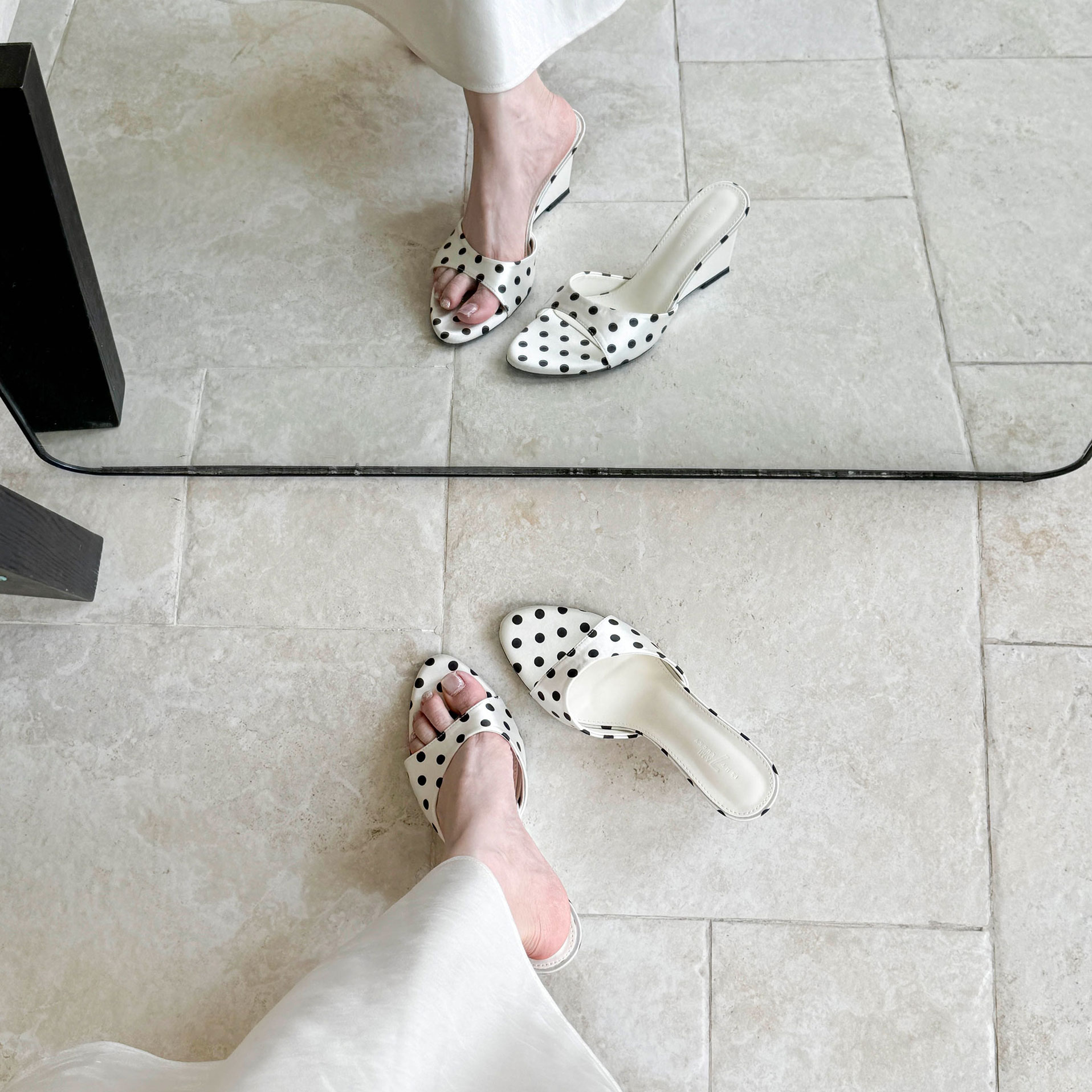 法式复古波点一字带坡跟露趾凉鞋