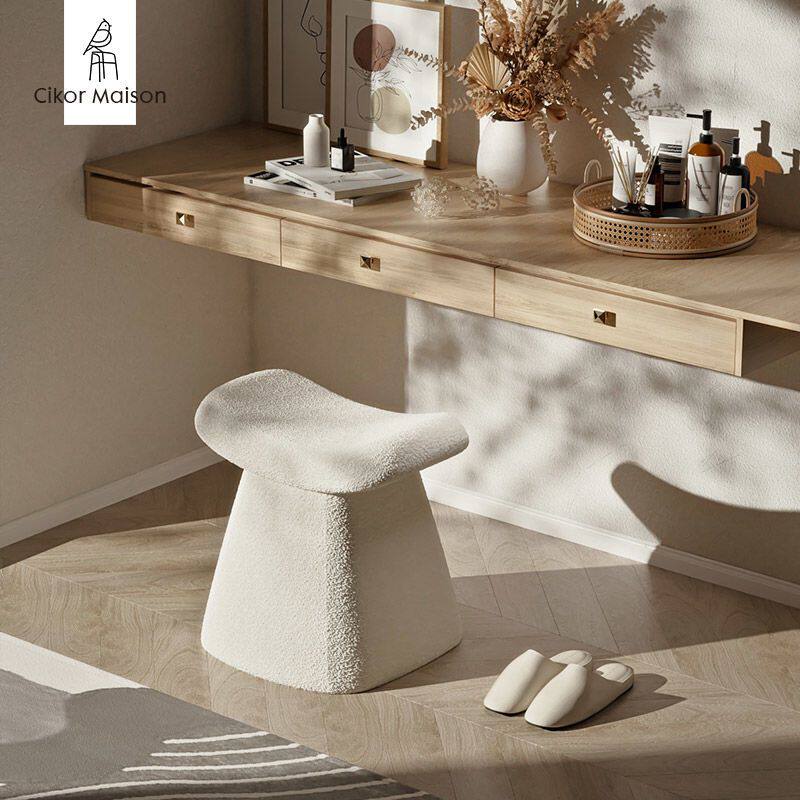 2025凳子女生卧室美甲仙女家用可爱梳妆凳书房现代北欧简约轻奢化