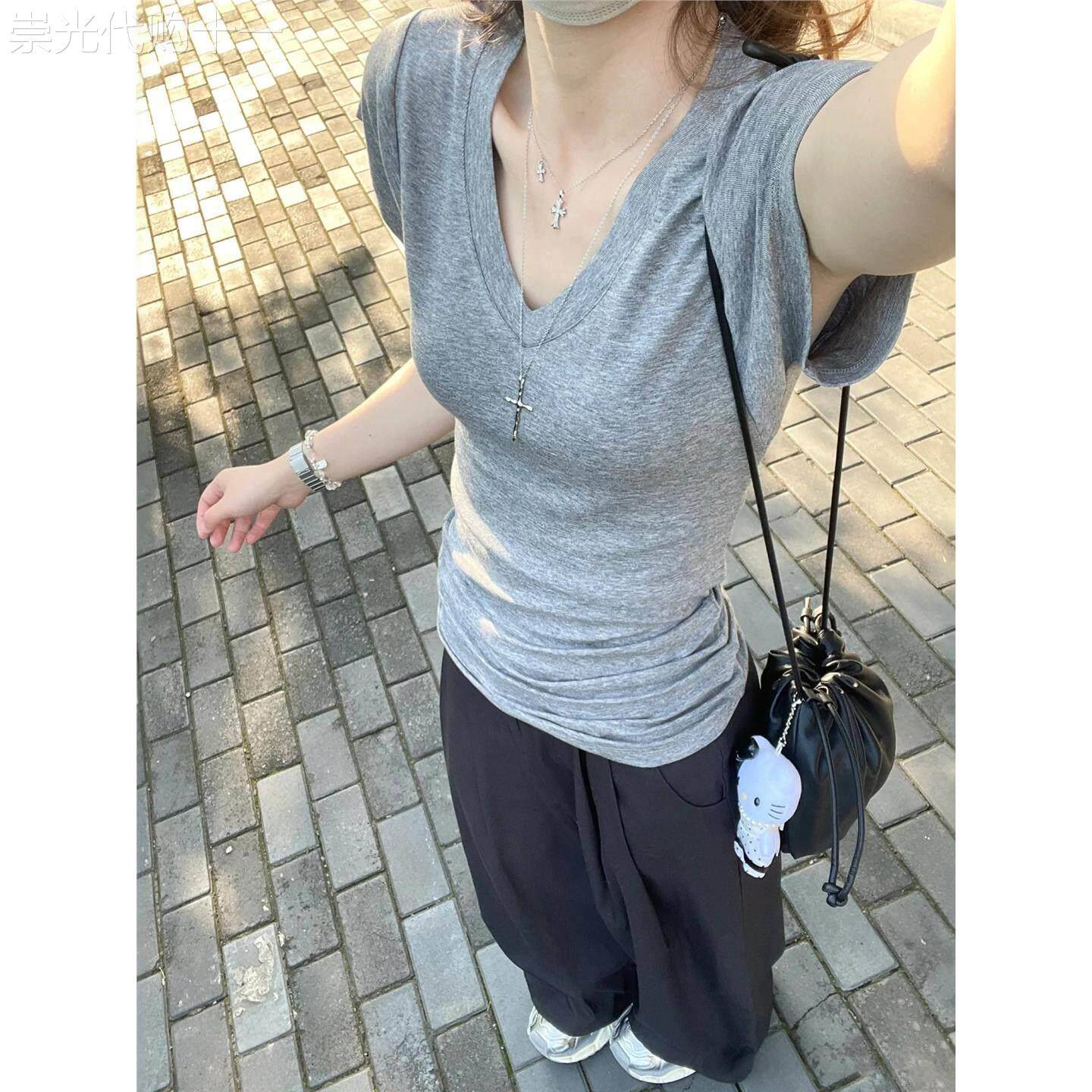 正肩修身短袖t恤女夏季穿搭2026新款设计感小众收腰v领体恤衫上衣