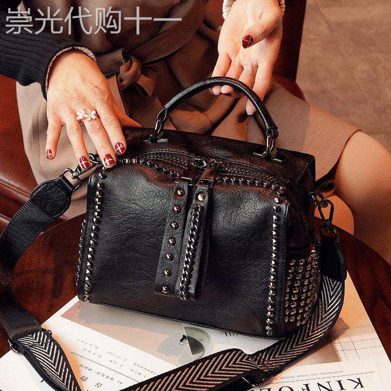 潮牌高端铆钉包包女2025新款软皮枕头包百搭单肩包手提包斜挎包女