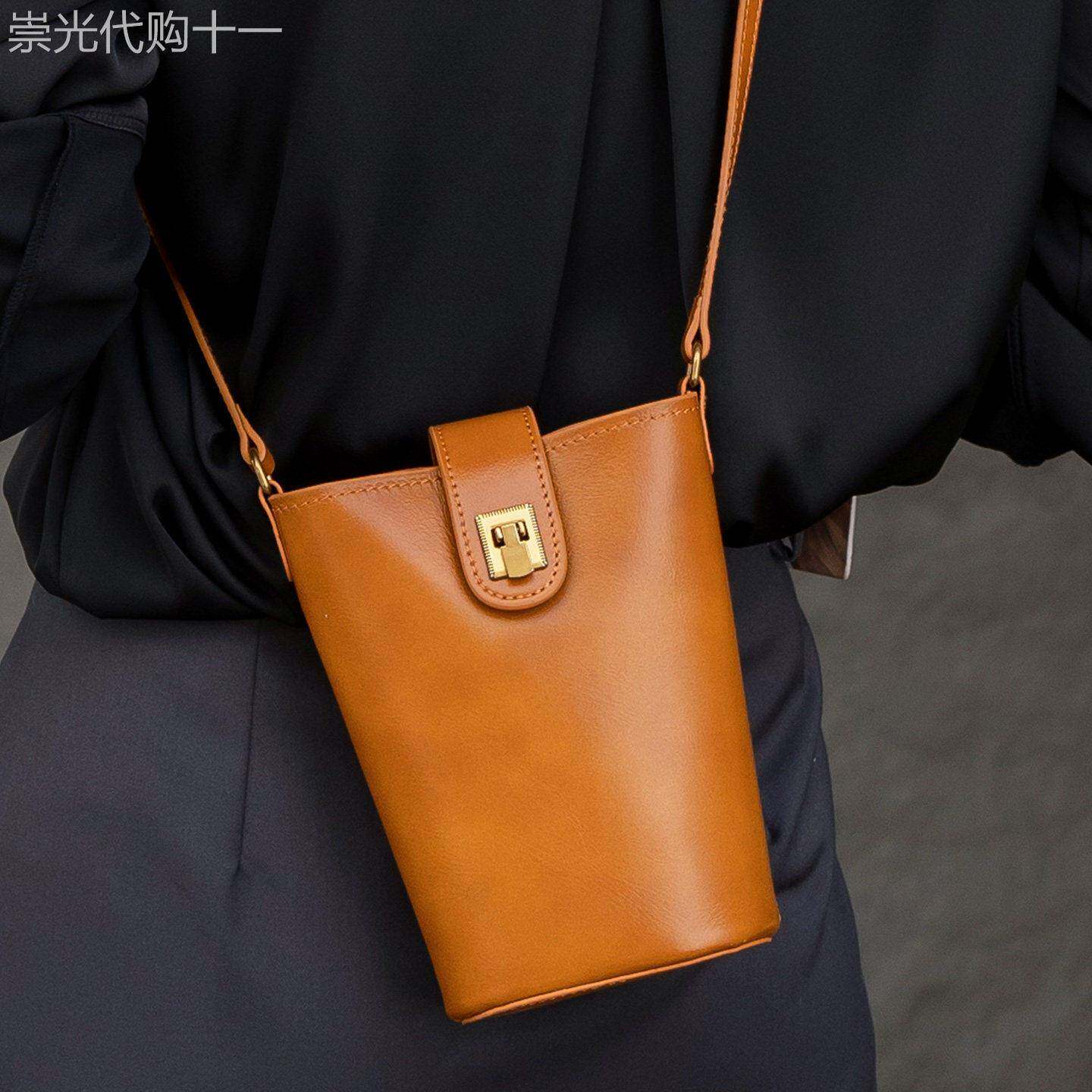 法国正品MK Jessie真皮手机包包女2026新款竖款水桶包单肩斜挎包