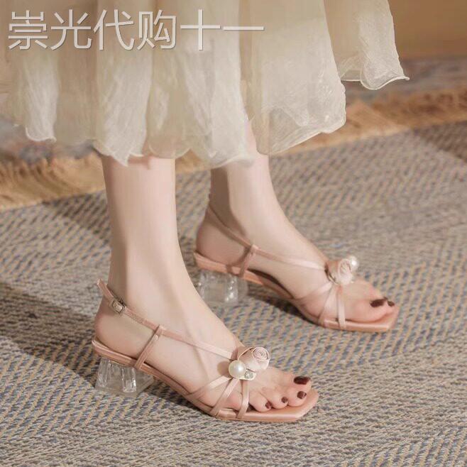 真皮水晶粗跟凉鞋女夏季2026新款山茶花法式绝美一字细带露趾凉鞋