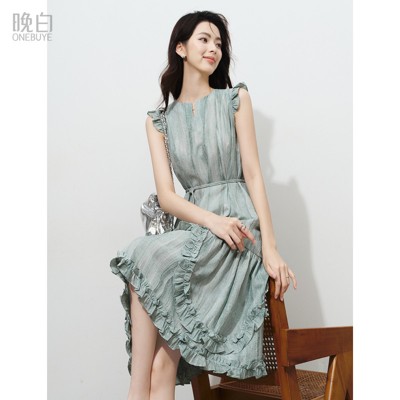 晚白双层木耳边裙摆连衣裙女2026夏新款肌理晕染系带收腰纯色裙子