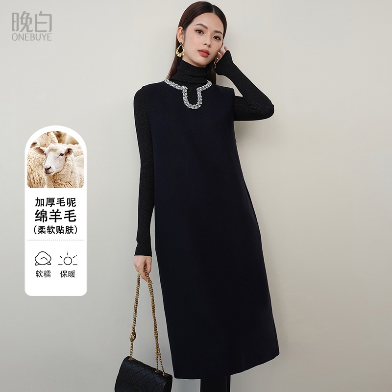 晚白无袖绵羊毛直筒连衣裙