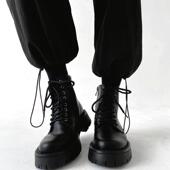 拉链穿脱非常便捷 Trendsetters 眼就爱上了这双黑色马丁靴