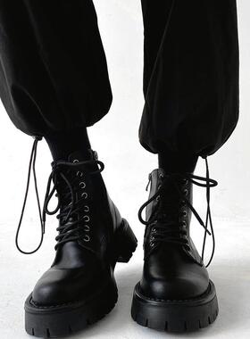 Trendsetters！眼就爱上了这双黑色马丁靴~拉链穿脱非常便捷~