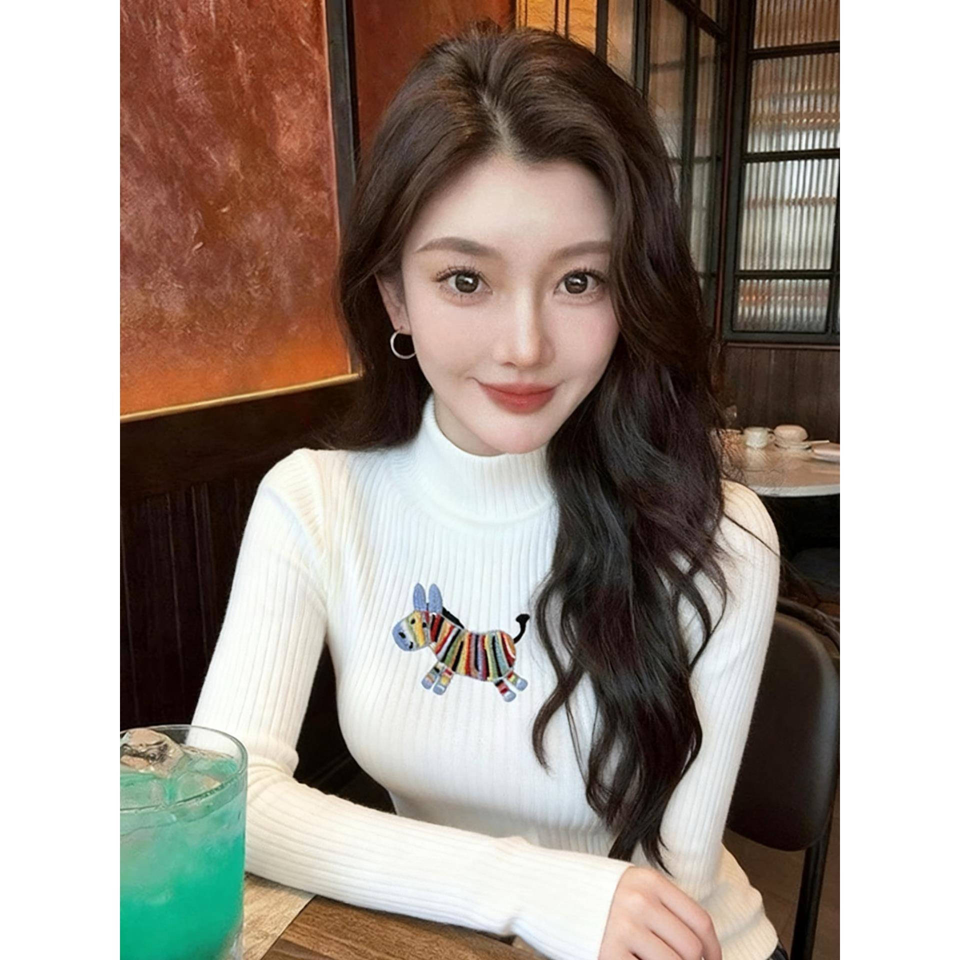 法国Rouje Dsyle彩虹马刺绣白色针织衫女半高领打底修身长袖上衣