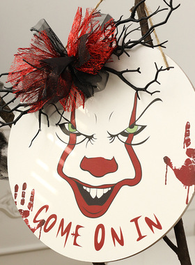 Halloween decorations clowns hang on doors and walls装饰门挂