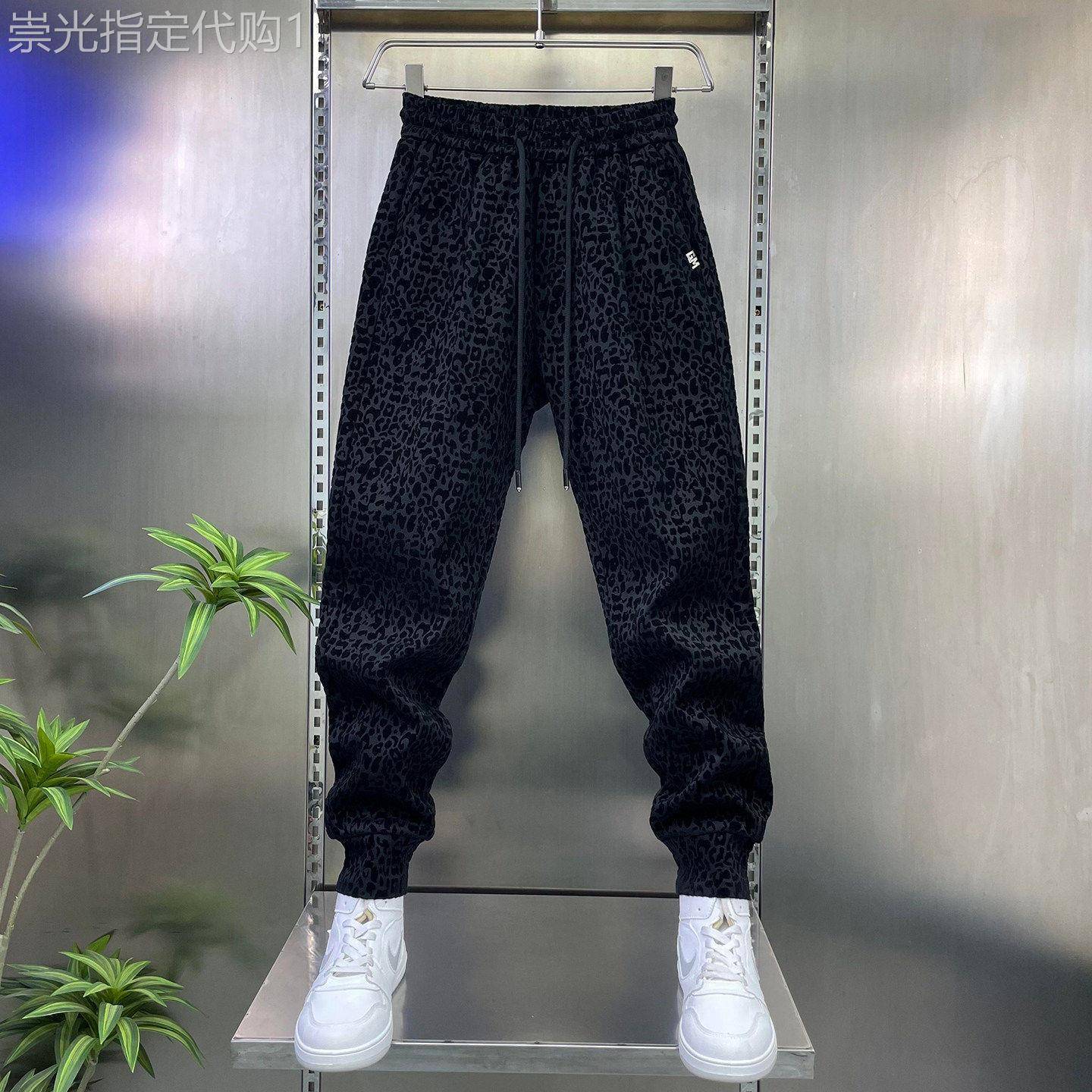 豹纹植绒防风休闲裤男士2026新款潮牌时尚百搭束口裤宽松直筒长裤