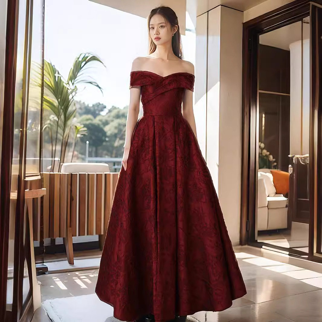 一字肩新娘敬酒服2025新款订婚结婚回门宴法式赫本风走秀晚礼服图片