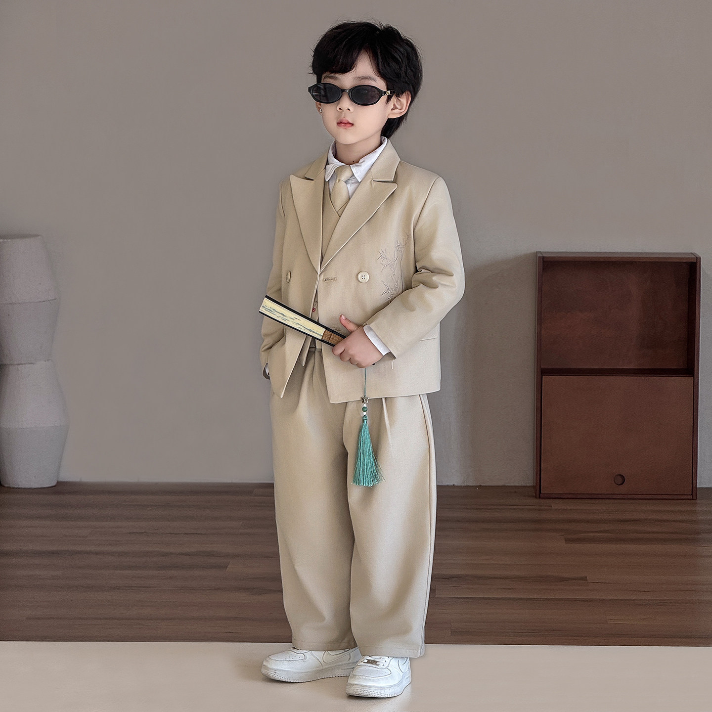 儿童新中式西服2025秋冬季加绒新款男童刺绣国风西装套装男孩礼服