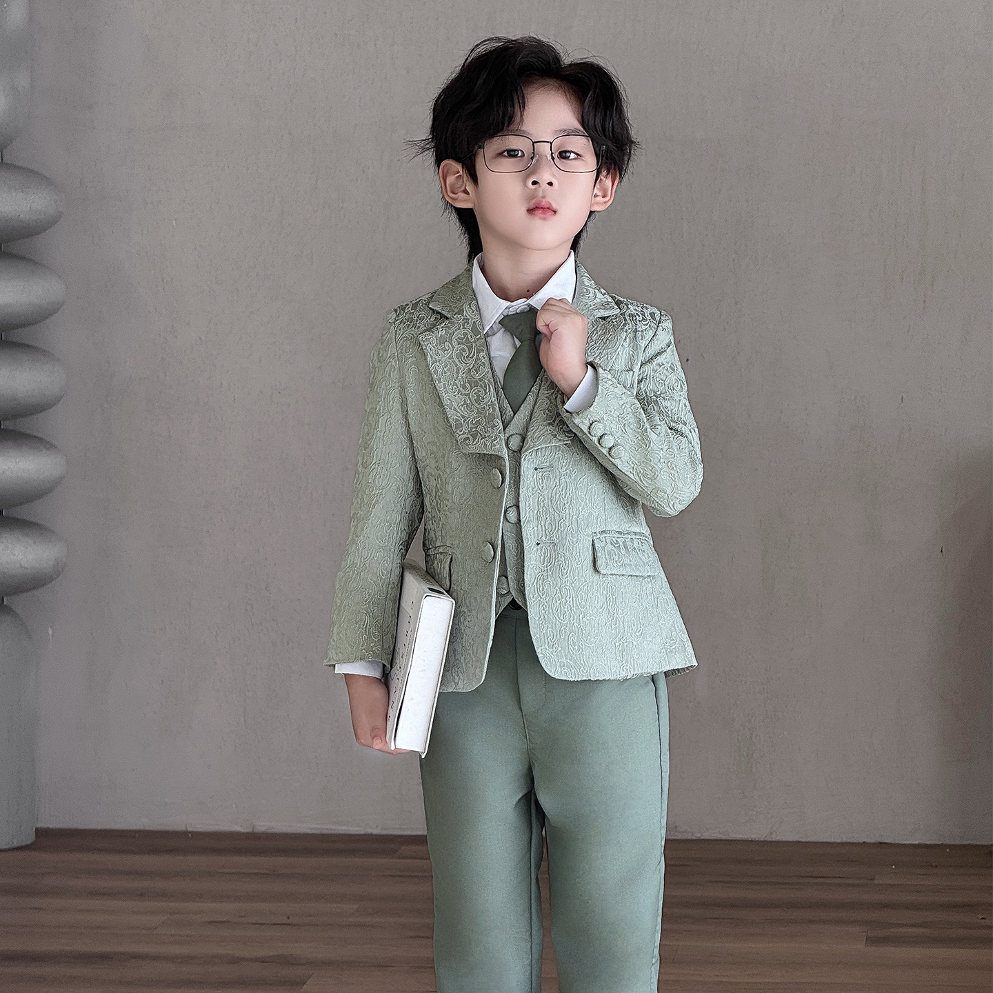 高级感男童小主持人西服