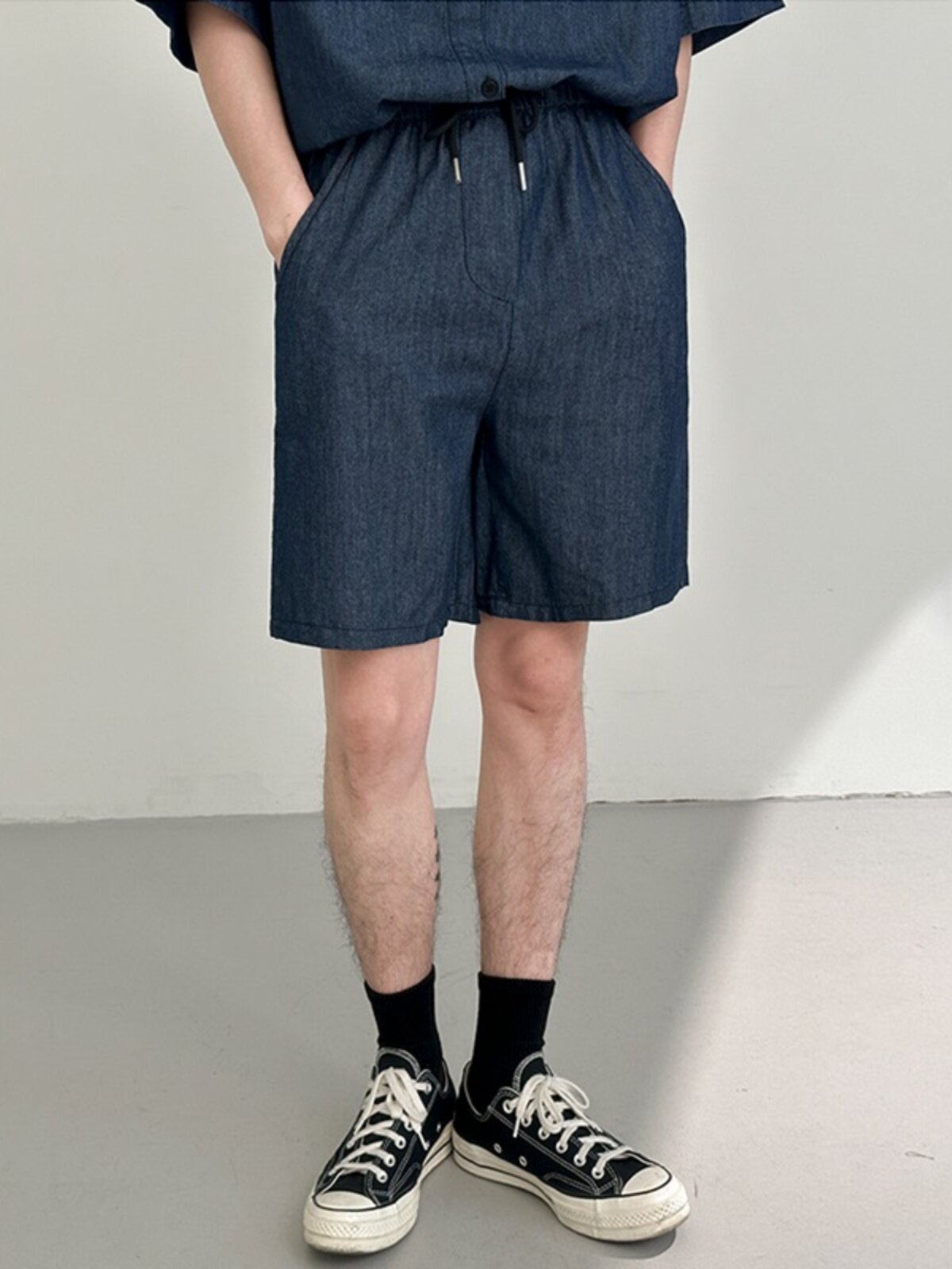 가볍고 세련된 남성용 여름 얇은 데님 슈트 핸섬 워싱 투피스 반팔 셔츠 5부 팬츠 캐주얼하고 다재다능함