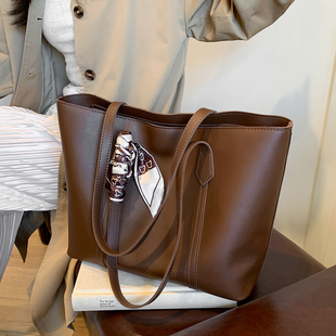 质感软皮包包女大容量女士新款手提包通勤托特包复古风旅行单肩包