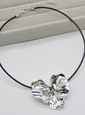 欧美复古个性金属大花瓣项链女高级感choker黑色皮质项圈锁骨链潮