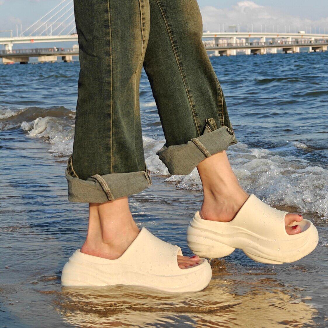 2026海边不累脚拖鞋女士夏天外穿松糕厚底凉拖防臭防滑软底沙滩鞋