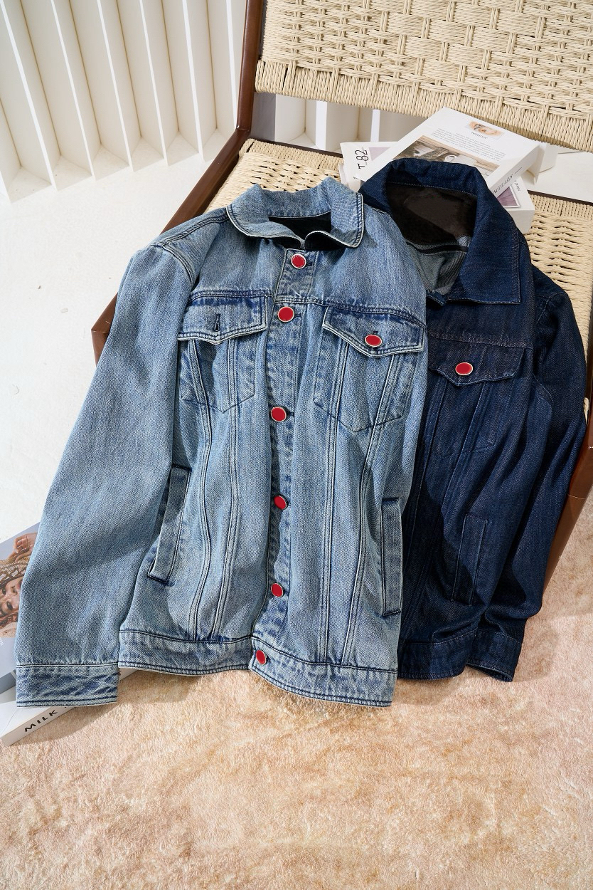 牛仔外套采用甄选日本Kurabo丹宁布以其出色的质感和耐用性著称