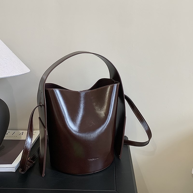 轻奢小众包包女式2025新款超火油蜡皮挂耳水桶包高级感单肩斜挎包