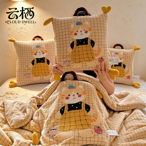 牛奶绒车载二合一午睡抱枕被