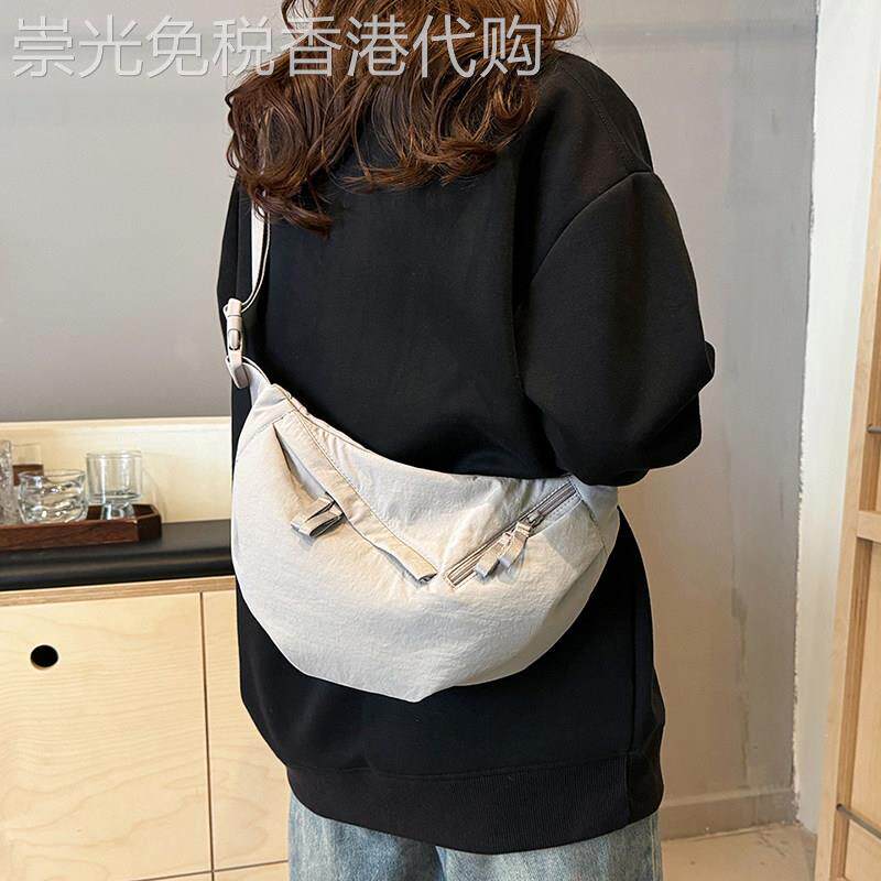 日韩休闲斜挎包女运动风饺子包2026新款轻便百搭胸包通勤单肩包潮
