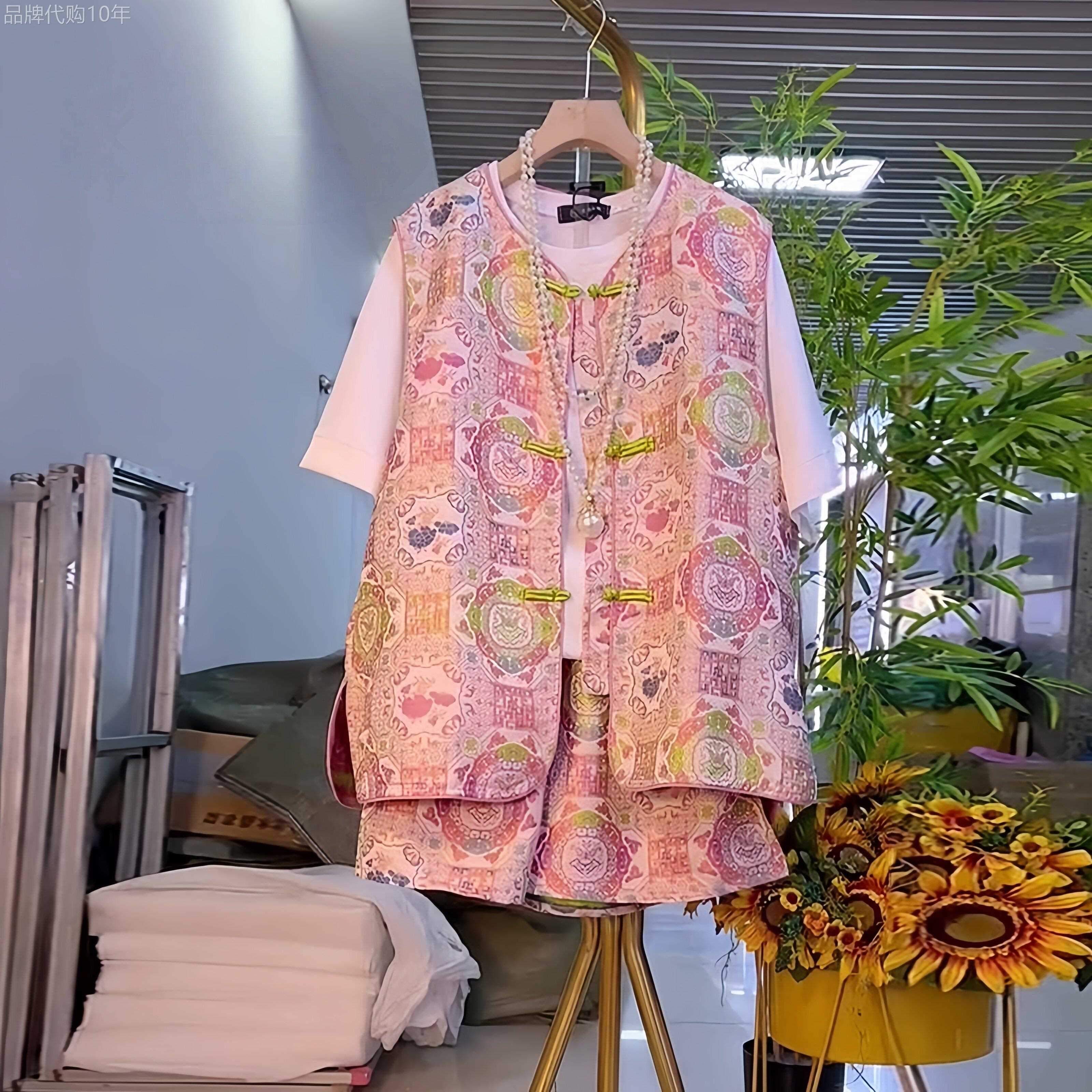 香港大尺码女装立领盘扣国风花朵马甲短裤胖妹妹夏款气质显瘦两件