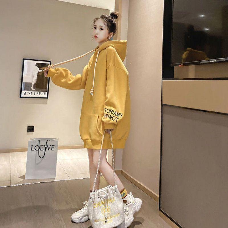 时尚品牌加码女性秋冬中长连帽运动衫羊毛衬里和加厚覆盖臀部，让