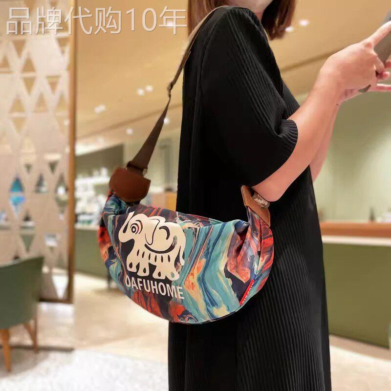 明星同款超火轻便包包女2025新款高级帆布包饺子包休闲旅游斜挎包