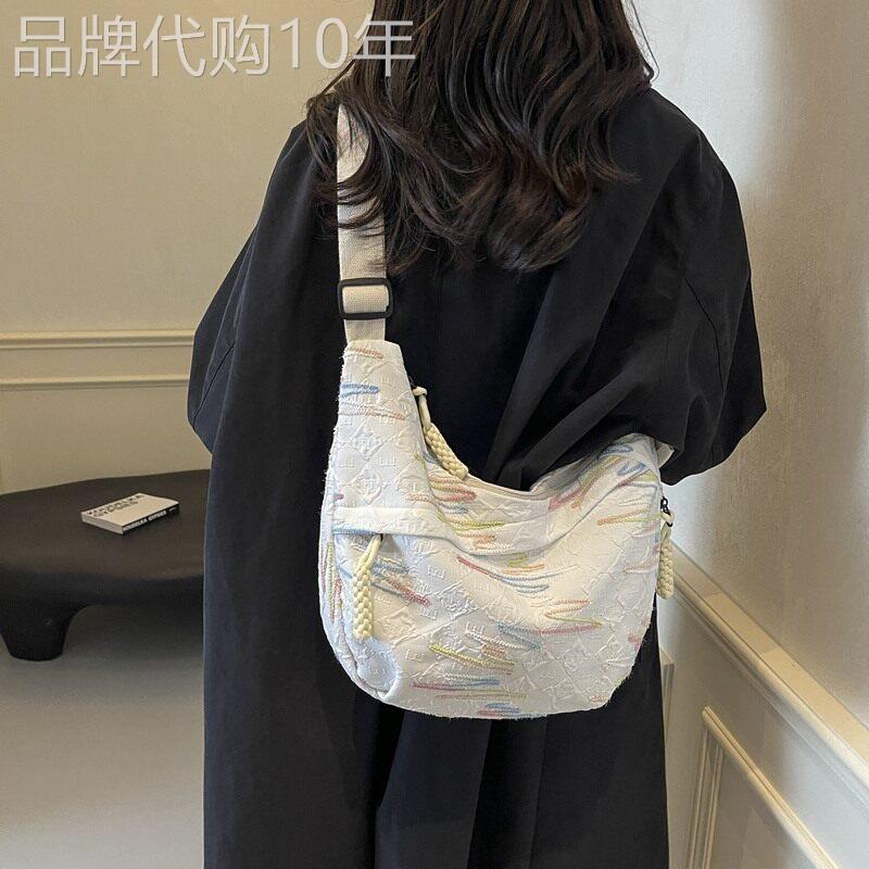轻奢时尚水洗防皱斜挎包女2026新款大容量单肩斜挎上课通勤水饺包