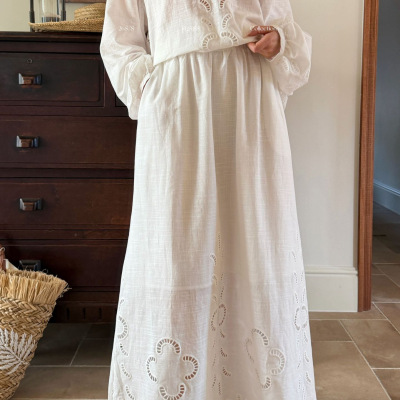 爱姐ELSISSI老钱风刺绣半身裙女春季新款高级感镂空绣花纯色长裙