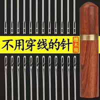 Освобождение иглы -транспортируемой пожилой иглы рука -рассеянный слепой человек ручной работы ручной работы ручной работы.