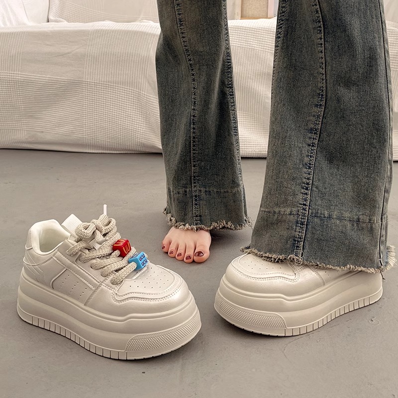 爆款高级感厚底松糕小白鞋女增高板鞋2025超火新款春秋休闲运动鞋