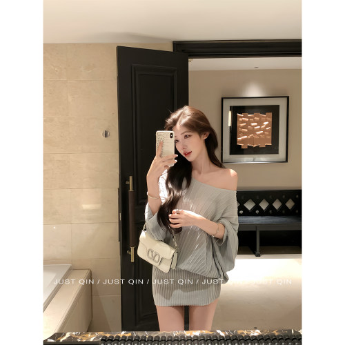 JustQin【世家少女】气质宽松显瘦斜肩竖纹短款针织连衣裙女秋秋