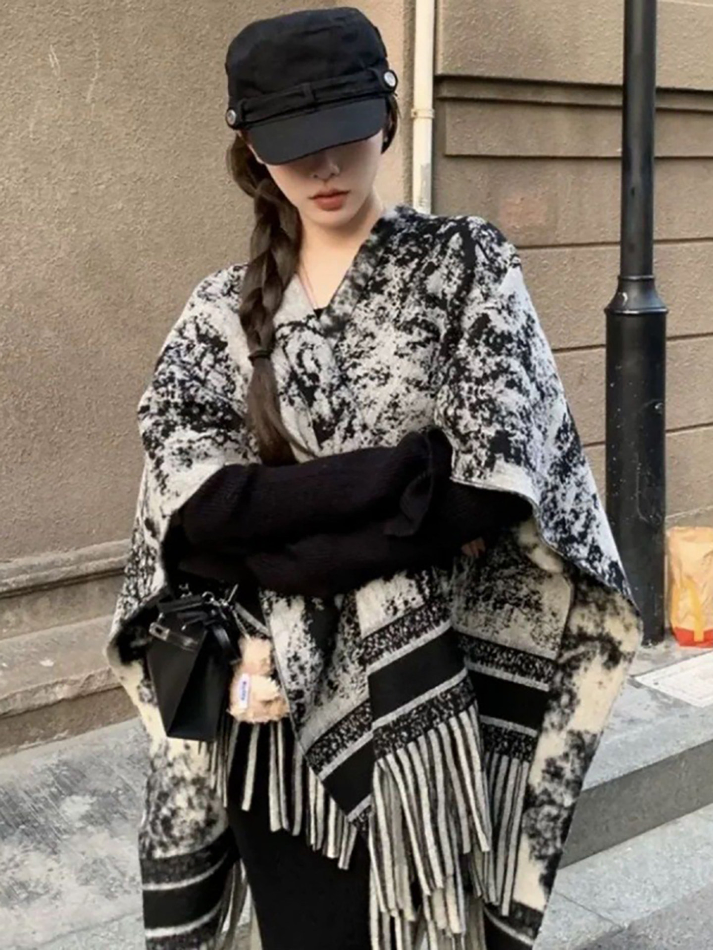 羊绒质感披肩女2025新款高级感水墨画氛围感保暖围巾加厚流苏斗篷