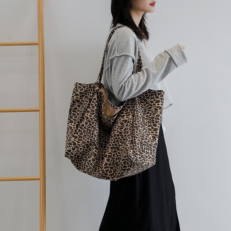 日本大容量豹纹帆布包包女新款图片