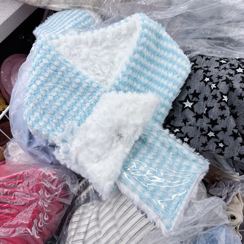 韩国代购东大门2025冬季新款条纹拼色毛绒交叉围巾带口袋可爱围脖