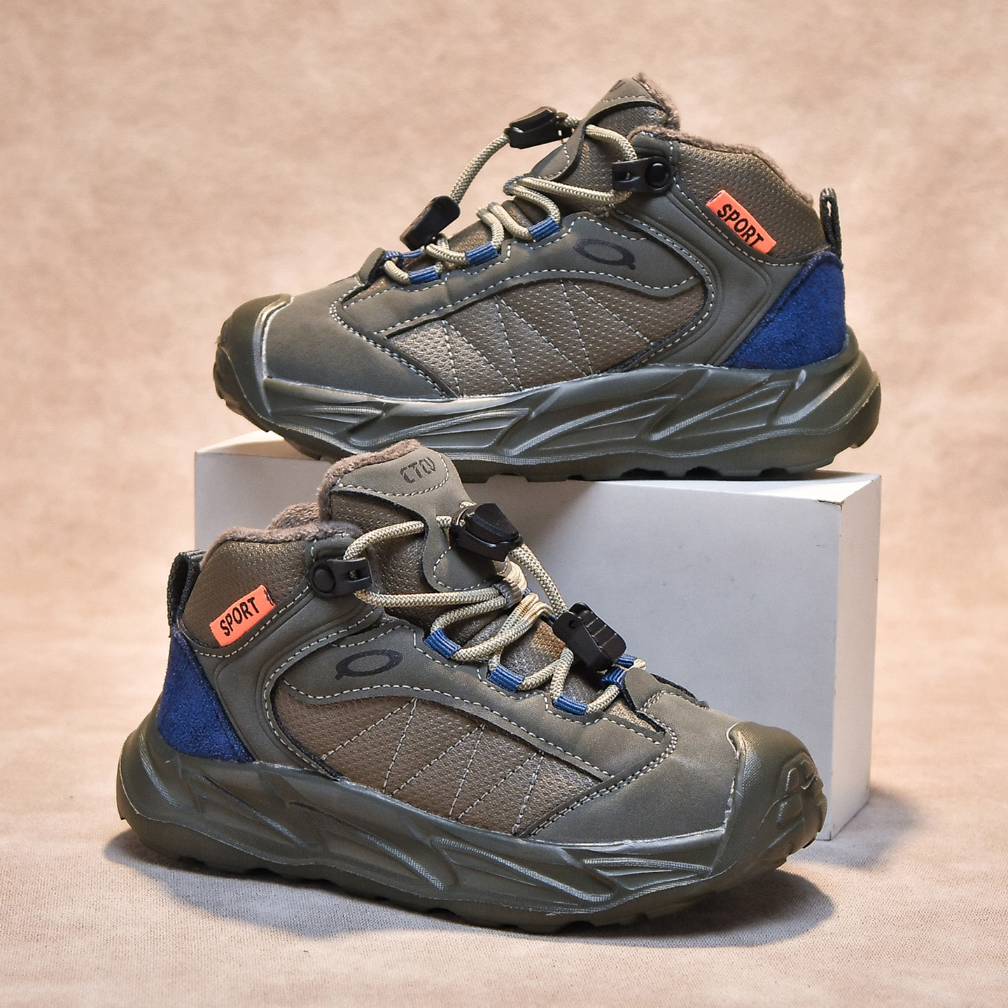 2025冬季男童加绒户外鞋防滑耐磨防水快扣系撞色机能运动鞋高帮鞋