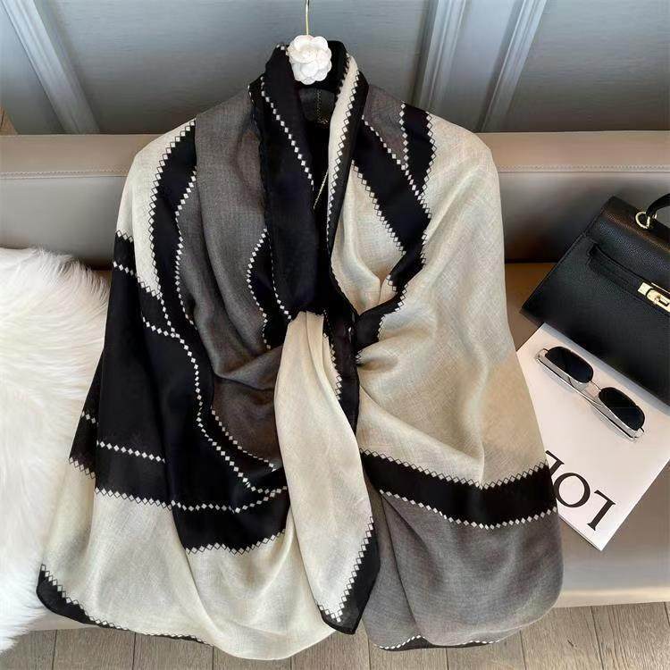 独特漂亮披肩围巾新款洋气春秋时尚真丝防晒百搭棉麻围脖纱巾丝巾