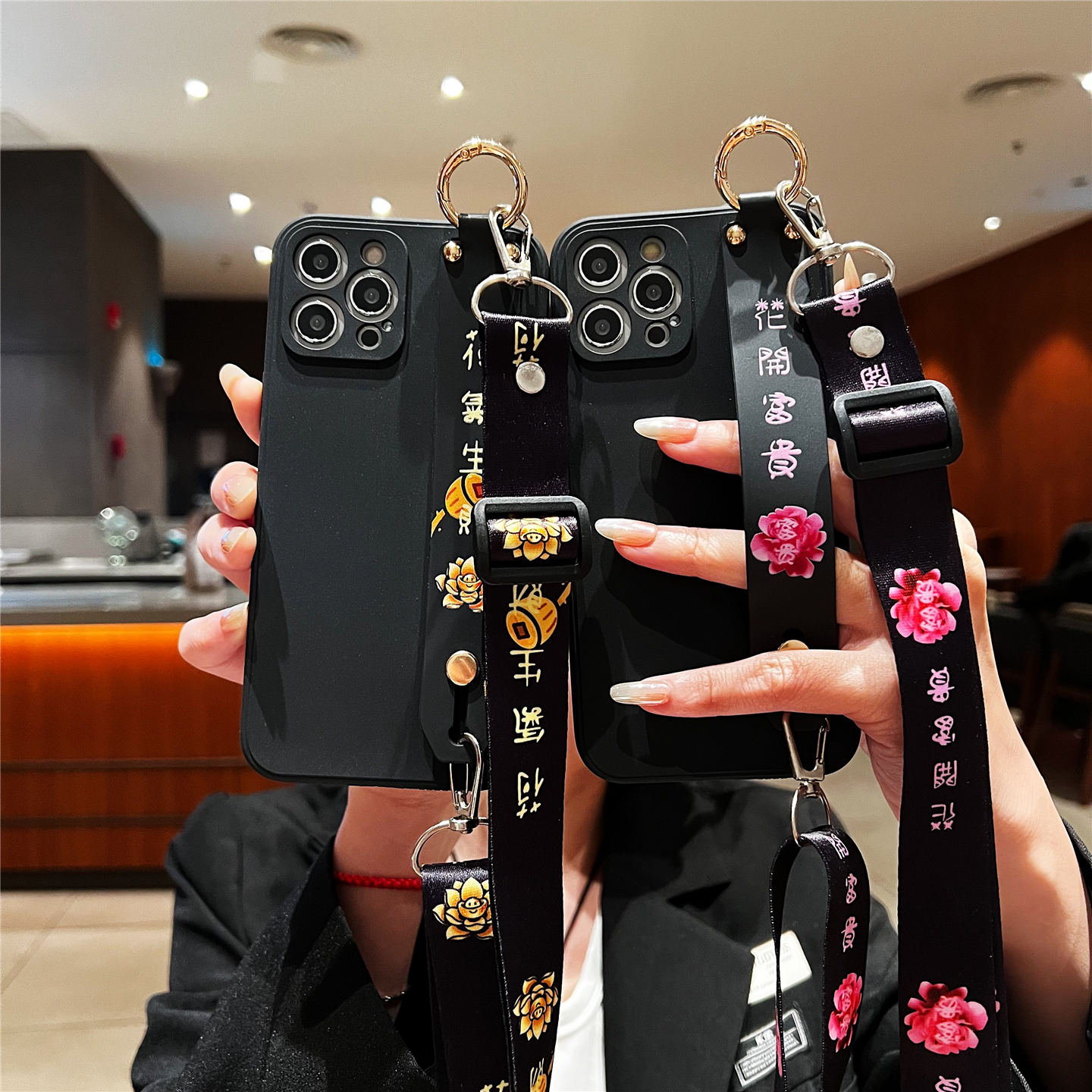 适用苹果16潮女可斜挎挂绳腕带壳