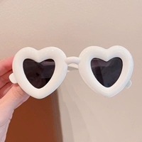 153# белые глянцевые густые линии любят сердце