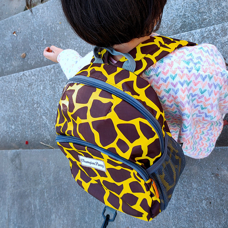 迷彩背包儿童男童小书包双肩包旅行防丢失包豹纹轻便户外女童旅游