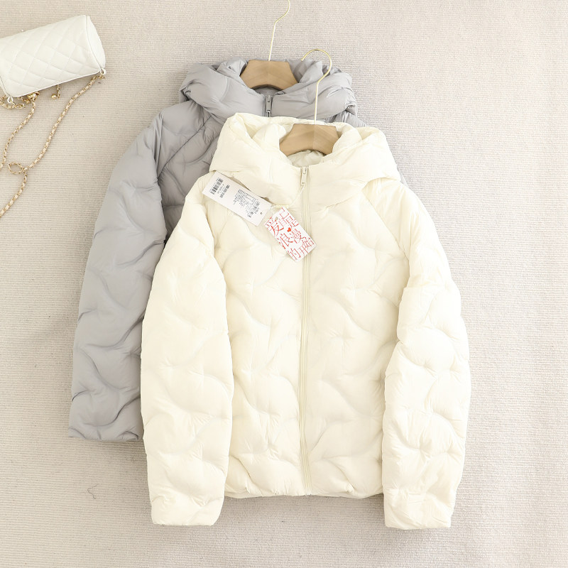 伊系の2025冬季新款时尚百搭宽松显瘦高级感压胶连帽羽绒服外套女