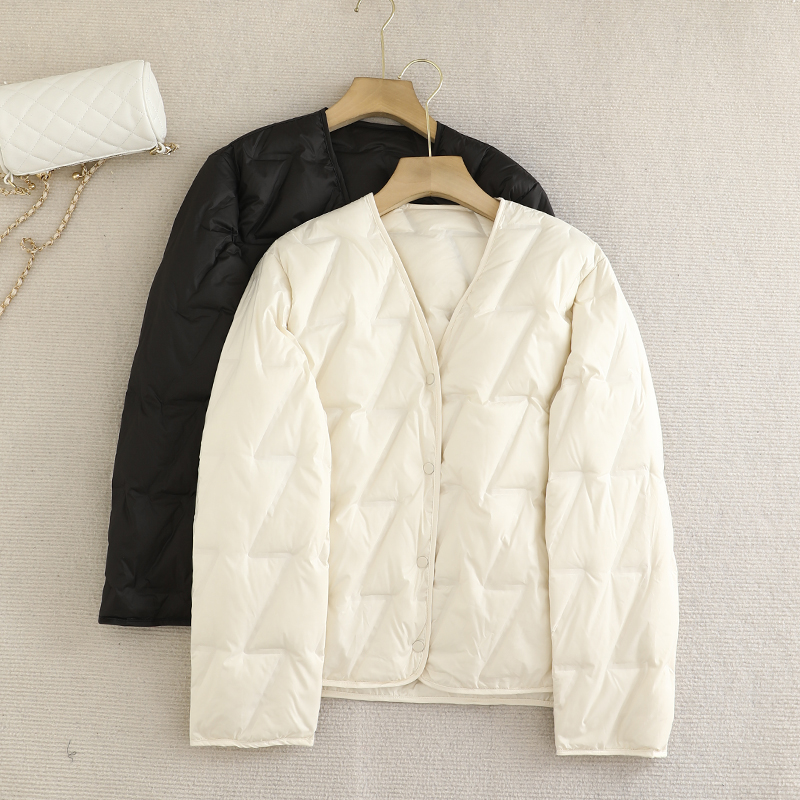 檬系の轻盈保暖!2025冬季气质V领轻薄菱格设计感保暖羽绒服外套