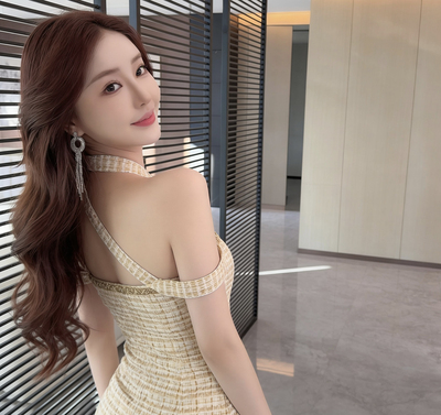 2025年新款法式气质挂脖连衣裙女秋冬高级感小个子内搭打底包臀裙