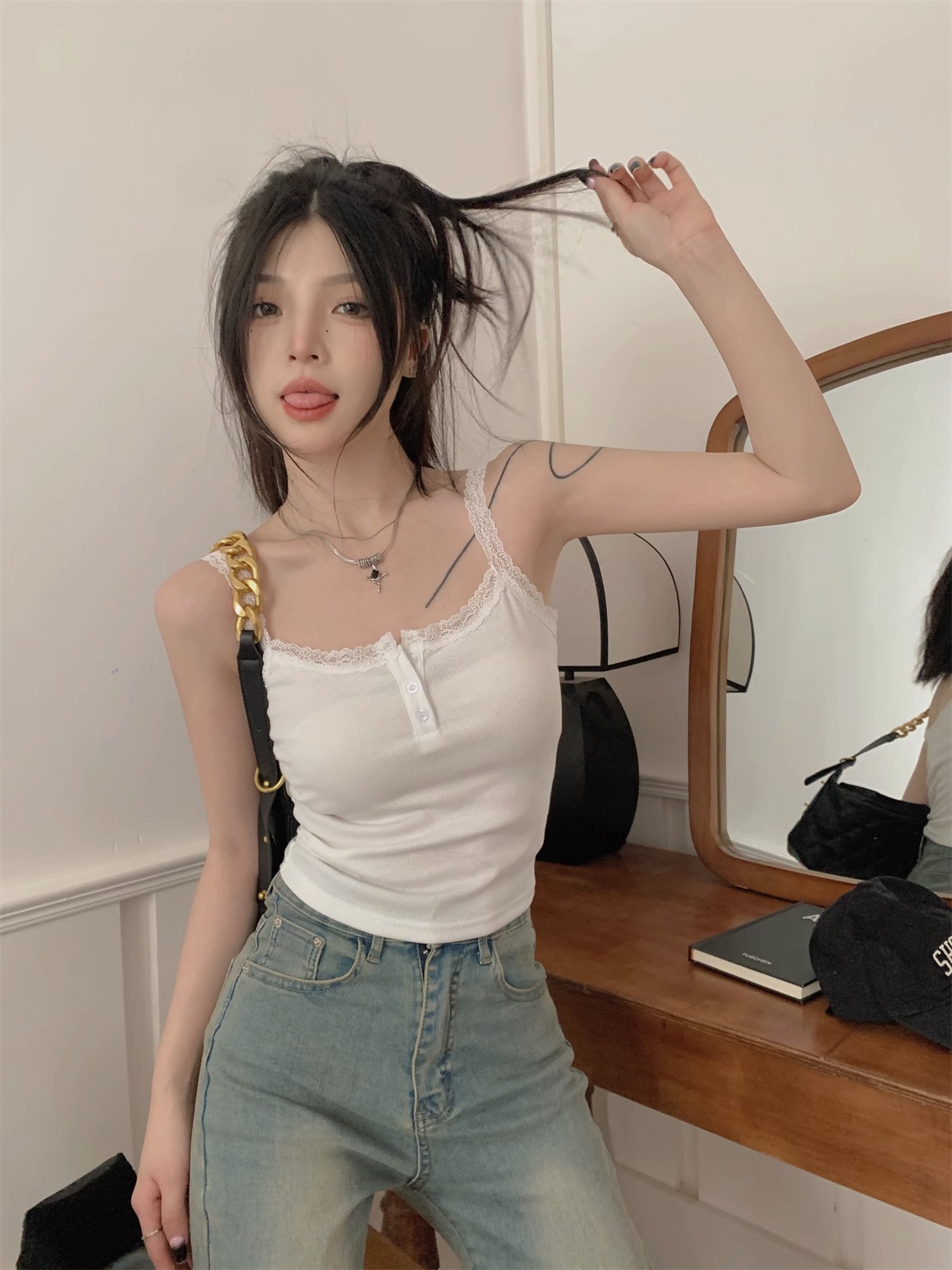 纯欲内搭纯色蕾丝小吊带女