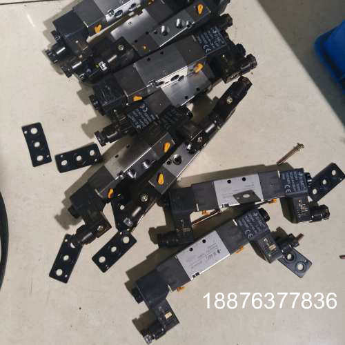 E.MC电磁阀RV5212-06有9个，全新没包装，线圈电压议价