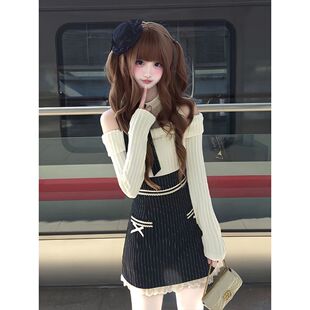 心动华尔兹 冬季新款清楚系温柔优雅露肩长袖显瘦拼接条纹连衣裙