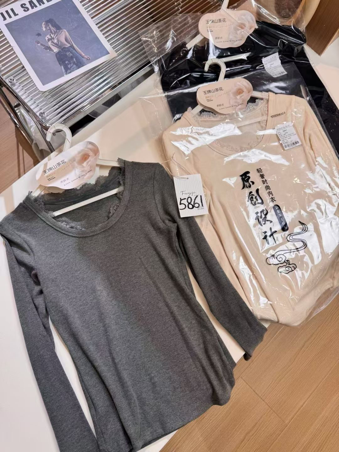 妃子纪秋冬新款山茶花蕾丝保暖女圆领长袖上衣修身显瘦打底衣5861