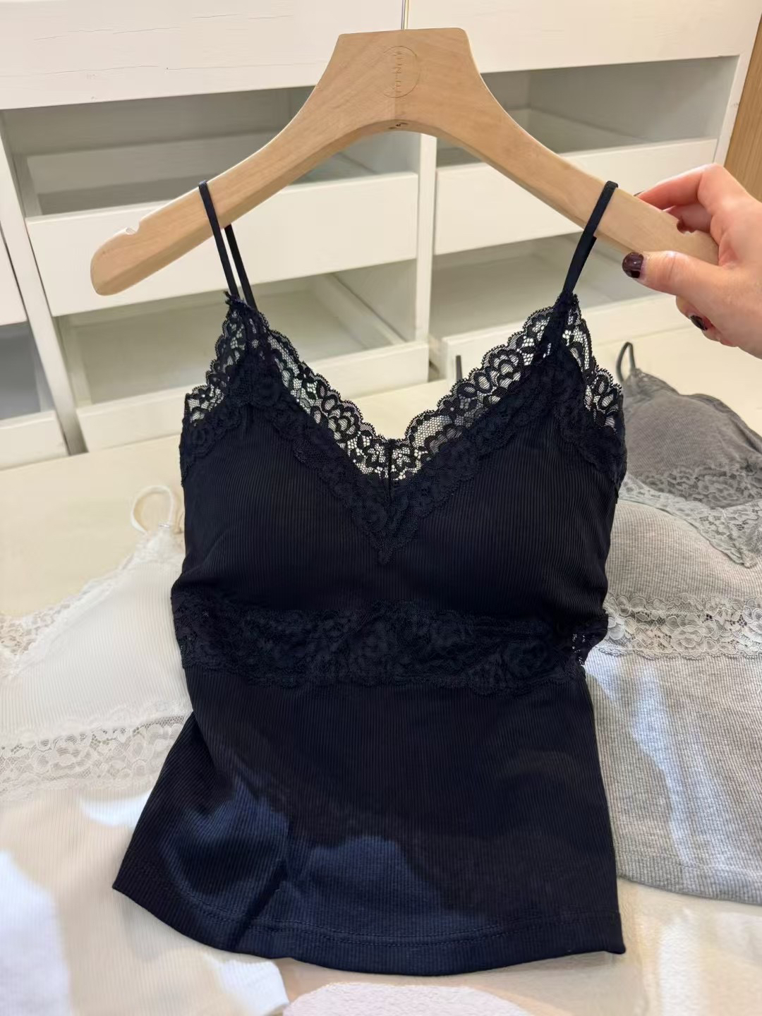 新品蕾丝拼接吊带背心女内搭带胸垫v领性感无袖短款上衣外穿 8109