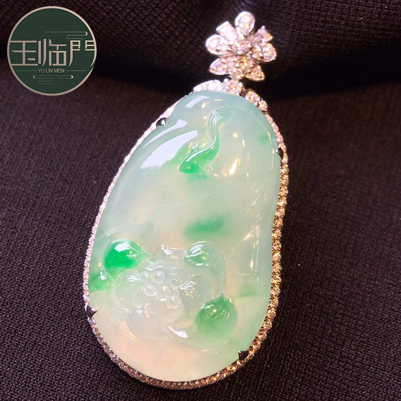 玉临门冰种飘绿翡翠荷花吊坠女吉祥美好落落大方 18k金镶嵌钻石